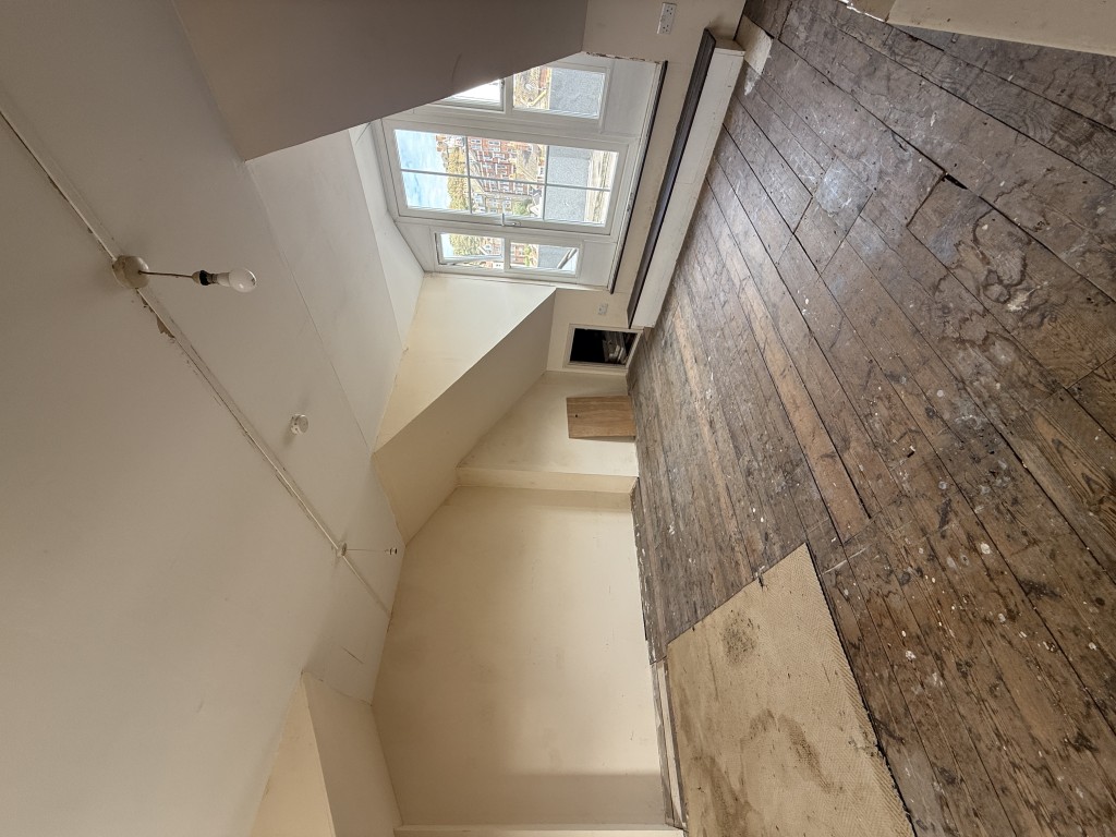 Lot: 44 - MIXED RESIDENTIAL AND COMMERCIAL BUILDING WITH POTENTIAL - Bedroom with door to roof terrace